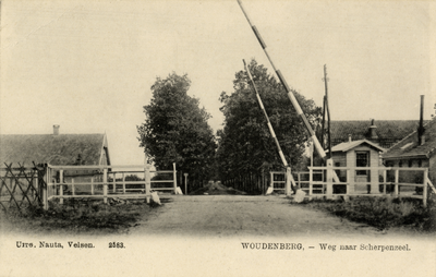 15408 Gezicht op de spoorwegovergang van de spoorweg Amersfoort-Kesteren (Gld.) in de weg Woudenberg-Scherpenzeel (Gld.).